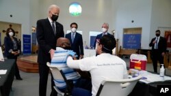 美国总统拜登访问一个疫苗接种中心。（美联社2021年4月6日）