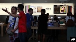 Mwanamke akipiga mayowe huku waandamanaji wakidai haki kwa Trayvon Martin wakati wakiandamana katika eneo la Times Square mjini New York&#39;s Union, Julai 14, 2013.