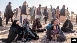 د راپورونو له مخې افغانستان کې جګړې، طبیعي پیښې، وچکالۍ، بې وزلي او لوږه، بیکاري او پر ښځو باندې محدودیتونه ددې سبب شوي چې په سلګونو زره کسان د خپلو اصلي سیمو پریښودلو ته اړ شي او نورو سیمو ته کډه وکړي. عکس- ارشیف