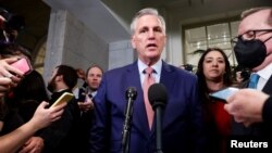 Kevin McCarthy, calon ketua DPR AS dari Partai Republik yang didukung oleh mantan Presiden Donald Trump, berbicara kepada media di Gedung Capitol, Washington, DC. 