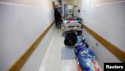 Palestinci ranjeni u izraelskom napadu leže u hodniku bolnice Nasser u Khan Younisu