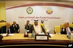 በግራ በኩል የአረብ ራቢጣ ዋና ጸሃፊ ነቢል ኤላራቢም (Nabil Elarabi) የቀጠር ሚኒስተር ሼክ ሃመድ ቢን ጃሲም ቢን ጃብር አል ታሃኒ (መሃል)፣ እና አህመድ ቢን ሄሊ የአረብ ራቢጣ የፖለቲካዊ ጉዳዮች ተባባሪ ጸሃፊ ጀነራል፣ በሶርያ ጉዳይ ላይ ለመወያየት በተሰበሰቡበት ወቀት የተነሳ ፎቶ