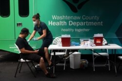 Vaksinasi massal di Ypsilanti, Michigan, 7 Agustus 2021. (Emily Elconin/Reuters)