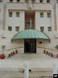Pintu masuk kedutaan Israel di Amman, Yordania, dalam foto dokumentasi tahun 1998. (Foto: dok).