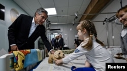 토니 블링컨(왼쪽) 미 국무장관이 8일 우크라이나 수도 크이우(러시아명 키예프) 시내 어린이병원을 찾아 6세 마리나 양에게 선물을 주고 있다. 마리나 양은 러시아군이 점령 중인 남부 헤르손 지역 출신이다. 