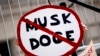 Seorang demonstran memamerkan poster yang bertuliskan tanda larangan bertuliskan "Musk Doge" dalam unjuk rasa memprotes kebijakan Presiden Donald Trump pada Hari Presiden, Senin, 17 Februari 2025. (Foto: Etienne Laurent/AP Photo)