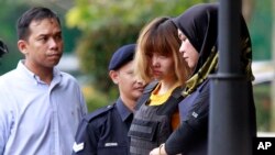 ជន​សង្ស័យ​ឈ្មោះ Doan Thi Huong (រូប​ទី​២​ពី ស្តាំ) ត្រូវ​បាន​ប៉ូលិស​នាំ​ចេញ​ពី​សវនាការ​នៅ​ក្នុង​ក្រុង Sepang ប្រទេស​ម៉ាឡេស៊ី កាលពី​ថ្ងៃទី១ ខែមីនា ឆ្នាំ២០១៧។ 