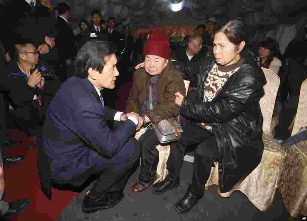 Tổng thống Đài Loan Mả Anh Cửu gặp thân nhân của các nạn nhân tại một nhà quàn ở Đài Bắc, ngày 5/2/2015. 