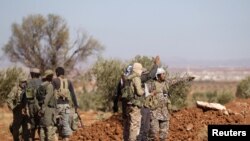 Pemberontak Suriah berkumpul sebelum melancarakan serangan ke al-Bab, utara Suriah, 26 Oktober 2016 (Foto: dok). Serangan ISIS di kota al-Bab, Suriah, menewaskan sedikitnya 30 orang sipil yang sedang berupaya melarikan diri dan melukai banyak lainnya hari Minggu (25/12).