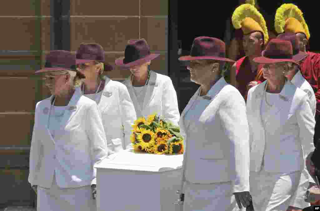 Peti jenazah Tori Johnson diangkat dalam upacara pemakaman di Sydney, Australia (23/12).(AP/Rob Griffith)