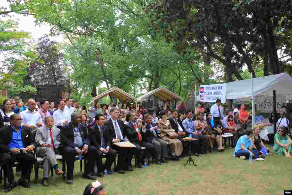 អ្នក​ចូលរួម​អង្គុយ​ទស្សនា​ការ​សម្ដែង​របាំ​បុរាណ​ខ្មែរ ក្នុង​កម្មវិធី​ចូល​ឆ្នាំ​ខ្មែរ នៅ​រដ្ឋធានី​វ៉ាស៊ីនតោន កាលពី​ថ្ងៃអាទិត្យ ទី៣០ ខែមេសា ឆ្នាំ២០១៧។ (ភី សុភាដា/VOA)