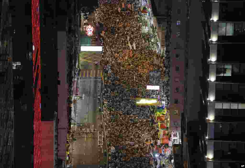 Gonkongda demokratiya tarafdori bo&#39;lgan o&#39;n minglab fuqarolar namoyishga chiqib, shahar ko&#39;chalarini to&#39;ldirdi, 1-iyul, 2014-yil.