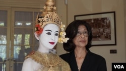 In this file photo taken Dec. 17, 2018, shows Royal Ballet director H.R.H Norodom Buppha Devi and the Royal Ballet dancer and performer in Neang Watthana Devi, in Phnom Penh, Cambodia. (Khan Sokummono/VOA Khmer)