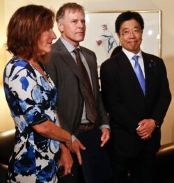 가토 가쓰노부 일본 관방장관 겸 납치문제담당상(오른쪽)이 지난 2018년 5월 뉴욕에서 신디 웜비어, 프래드 웜비어 부부와 만났다.