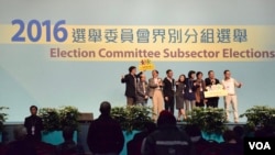 上届2016年选举委员会界别分组选举民主派赢取325席，但是今届选委会选举在北京修改选举制度之后，民主派参选人几乎绝迹，有学者认为影响选举的代表性及认受性 （美国之音汤惠芸拍摄）