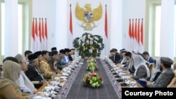 Presiden Joko Widodo menerima kunjungan Majelis Tinggi Perdamaian Afghanistan yang dipimpin langsung ketuanya Mohammad Karim Khalili di Istana Bogor, Selasa, 21 November 2017. (Foto courtesy: Biro Pers Kepresidenan RI)