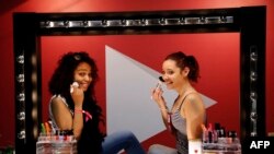 Anak remaja perempuan berdandan pada pameran kecantikan dan fashion terinspirasi oleh acara "Beautycon", acara kumpul blogger fashion dan tokoh YouTube, 28 Mei 2016, di Paris.