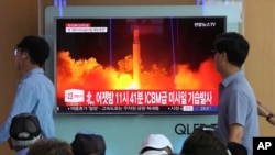 韩国首尔火车站的电视新闻节目正在播放朝鲜新近试射洲际弹道导弹(2017年7月29日)