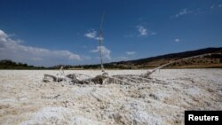 منظره ای از دریاچه الیزابت در لس‌آنجلس، کالیفرنیا که به خاطر گرمای شدید و خشکسالی برای چندین سال خشک شده است (آرشیو)