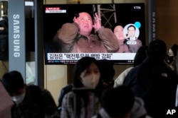 10일 한국 서울역에 설치된 TV에서 북한이 공개한 전술핵 운용부대 훈련 관련 보도가 나오고 있다.