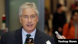 윌리엄 번스 미국 국무부 부장관이 20일 인천국제공항을 통해 입국해 기자들의 질문에 답하고 있다. 번스 부장관은 21일 김장수 청와대 국가안보실장과 김규현 외교부 1차관 등 한국 외교안보부처 주요 인사들을 만날 예정이다.