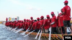 រូបឯកសារ៖ ទូក​មួយ​ក្នុង​ចំណោម​ទូក​ជាង​២០០ ដែល​បាន​ចូលរួម​ប្រណាំង ក្នុង​ពិធី​បុណ្យ​អុំទូក​នៅ​ឆ្នាំ២០១៤។ (នូវ ពៅលក្ខិណា VOA)