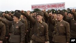 지난달 23일 북한에서 연평도 포격 2주년을 맞아 한국군에 대한 응징을 다짐하는 북한 군인들. (자료사진)