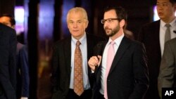 Le conseiller commercial de la Maison Blanche, Peter Navarro, quitte son hôtel à Beijing, le 4 mai 2018. 