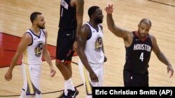 Košarkaš Hjustona Pi Džej Taker gestikulira u završnici pete utakmice finala Zapadne konferencije, pored Stefa Karija i Drejmonda Grina (Foto: AP/Eric Christian Smith) 