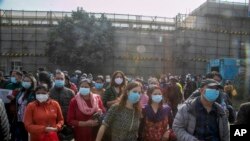 Para orang tua menunggu anak-anak mereka memperoleh vaksinasi COVID-19 di Kathmandu, Nepal, 23 November 2021. (AP Photo/Niranjan Shrestha)