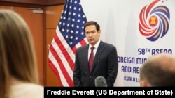 资料照片：美国国务卿卢比奥在吉隆坡参加东盟外长会议期间同媒体交谈。(2025年7月10日)