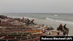 Des bateaux de pêcheur le long de la rive de Saint-Louis, Sénégal, le 19 mai 2013.