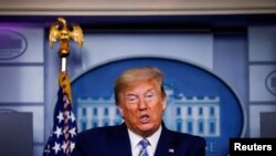 도널드 트럼프 미국 대통령이 20일 백악관 신종 코로나바이러스 대응 브리핑에서 발언하고 있다.