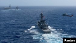 미 해군 로널드 레이건 핵 추진 항공모함과 항모강습단이 지난 10월 한반도 남서쪽 오키나와 인근 해상에서 이동하고 있다. 