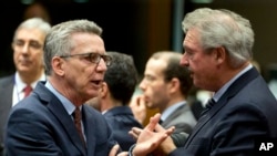 Le ministre allemand de l'Intérieur Thomas de Maiziere, à gauche, parle avec le ministre luxembourgeois Jean Asselborn, à droite, à Bruxelles, 10 mars 2016.