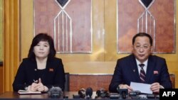 រូបឯកសារ៖ រដ្ឋ​មន្ត្រី​ការបរទេស​កូរ៉េ​ខាង​ជើង លោក Ri Yong Ho ថ្លែង​ក្នុង​សន្និសីទ​សារព័ត៌មាន​មួយ​ក្នុង​ទីក្រុង​ហាណូយ កាល​ពី​ដើម​ខែ​មីនា ក្រោយ​ពេល​ជំនួប​កំពូល​អាមេរិក-កូរ៉េ​ខាង​ជើង។