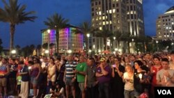 Orang-orang berkumpul di luar Dr Phillips Center for Performing Art di Orlando untuk memberi penghormatan kepada para korban penembakan massal (13/6). (VOA/S. Dizayee)