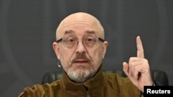 올렉시 레즈니코우 우크라이나 국방부 장관이 5일 크이우에서 기자회견을 하고 있다.(로이터)