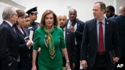 Ketua DPR AS Nancy Pelosi (tengah) dan Adam Schiff (kanan), Ketua Komisi Intelijen DPR di Capitol Hill, Washington DC, Selasa (14/1).