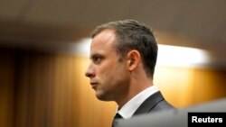 Bintang cabang atletik Oscar Pistorius menghadiri persidangannya di Mahkamah Tinggi North Gauteng di Pretoria, Afrika Selatan (3/3).