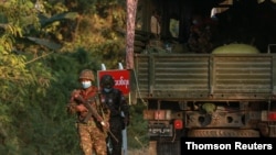 2일 미얀마 수도 네피도에서 군인들이 의사당 주변을 통제하고 있다.