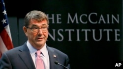 Menteri Pertahanan AS, Ashton Carter di McCain Institute, Arizona State University, di Tempe, Arizona, 6 April 2015 (AP Photo/Matt York).