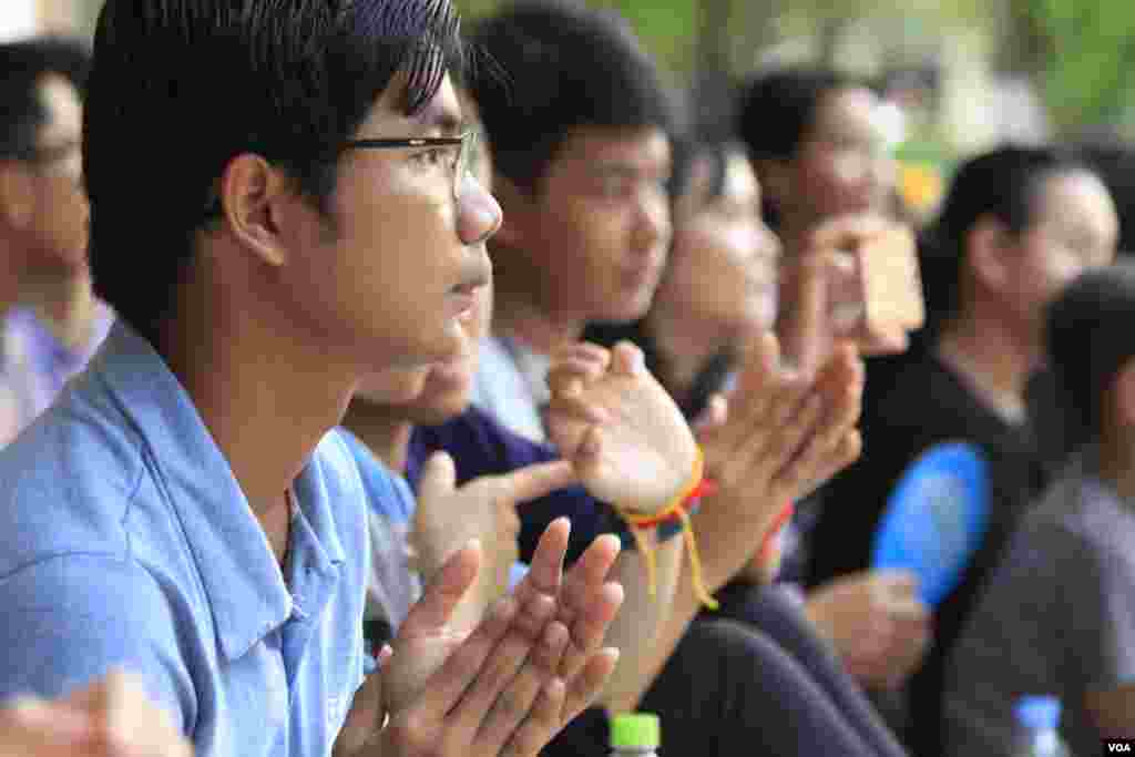 យុវជន​ និង​សិស្ស​ និស្សិត​ ​ប្រមាណ​៣០០នាក់ ​បាន​ចូល​រួម​ទស្សនា ​ល្ខោន​យីកេ​រឿង​ «កាកី»​ នៅក្នុង​បរិវេណ​វិទ្យាល័យ​ព្រះស៊ីសុវត្ថិ​ រាជធានី​ភ្នំពេញ​ នៅថ្ងៃ​ទី១១​ ខែ​សីហា​ ឆ្នាំ​២០១៧។ (ហ៊ាន សុជាតា/ VOA)