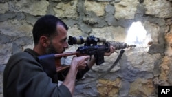 Tentara pemberontak Suriah mengambil posisi di Aleppo, kota pusat perdagangan Suriah (14/11).