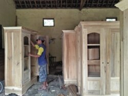 Pekerja industri mebel di Klaten, Jawa Tengah. (Foto:VOA/ Nurhadi)