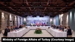 上星期五，俄罗斯、乌克兰三年来第一次举行直接会谈。