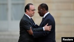 Le président François Hollande et son homologue ivoirien Alassane Ouattara à l'Elysée, à Paris, le 15 mars 2017.