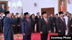 Presiden Jokowi melakukan reshuffle atau pergantian menteri dan pejabat setingkat menteri untuk kali ketiga, serta pengangkatan Kepala Staf TNI AU. (Dari kiri ke kanan) Idrus Marham, Jenderal TNI (purn) Moeldoko, Agum Gumelar dan Marsekal Madya TNI Yuyu Sutisna saat pelantikan di Istana Negara, Jakarta, Rabu (17/1/2018). (Foto courtesy: Biro Pers Istana) 