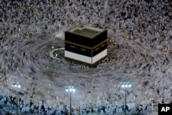 Jemaah haji melakukan tawaf mengelilingi Ka’bah dalam pelaksaan ibadah haji di Mekah, Arab Saudi, 16 Agustus 2018. (Foto: AP)