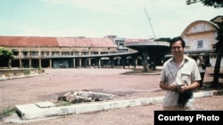 លោក ហ្គុនណា បឺកស្រ្តម​ ថត​រូប​នៅ​អំឡុងពេល​ដំណើរ​ទស្សនកិច្ច​របស់​លោក​មក​កាន់​ប្រទេស​កម្ពុជា នៅ​ឆ្នាំ​១៩៧៨។ (Courtesy Photo)